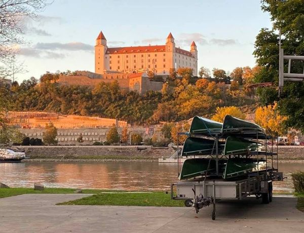 Anhänger mit Ruderboote in Pressburg Donau 2021