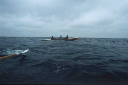 Ruderboot auf Welle Inrigger rudern
