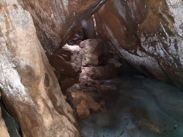 Eishöhle auf Insel im Inari 2022