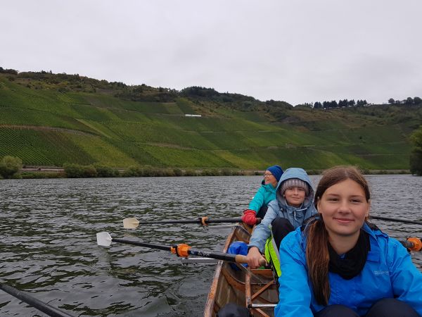 Girlie Boot vor Weinbergen Mosel 2019