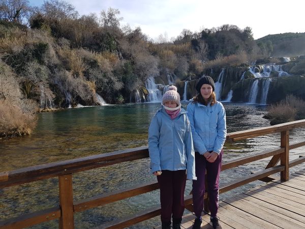 Isabel und Johanna an den Wasserfaellen 2019
