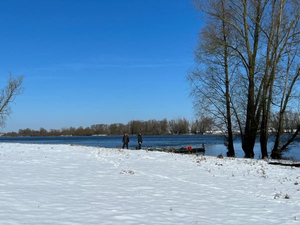 Ruderboot Pause im Schnee Elbe 2023