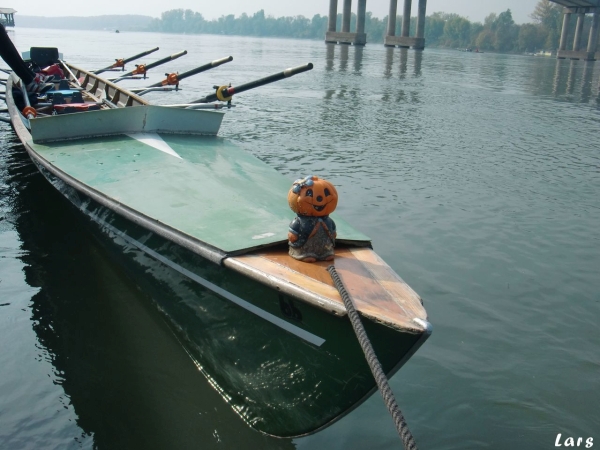 Ruderboot mit Halloween Schmuck Po 2017