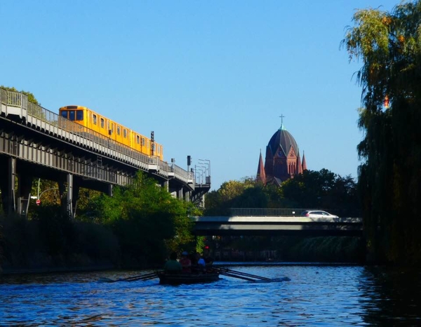Ruderboot unter der Hochbahn in Kreuzberg Wiking 2018