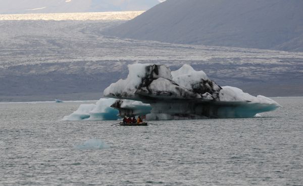 Ruderboot vor dem Eisberg Island 2022
