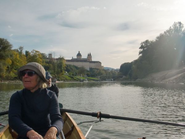 Ruderboot vor dem Kloster Melk Donau 2021