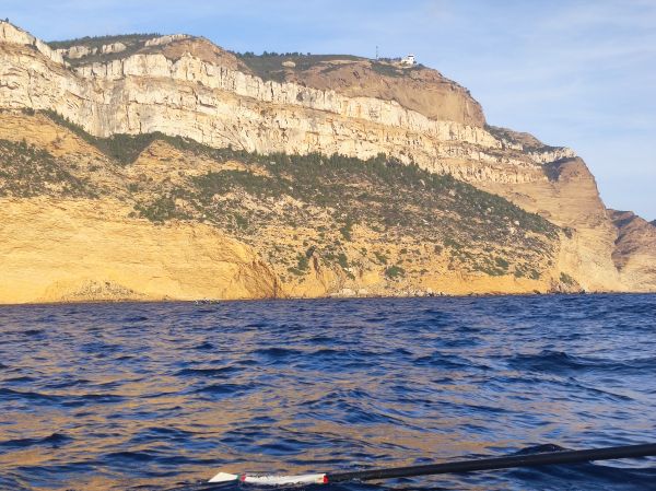 Ruderboot vor der Steilküste Marseille 2022