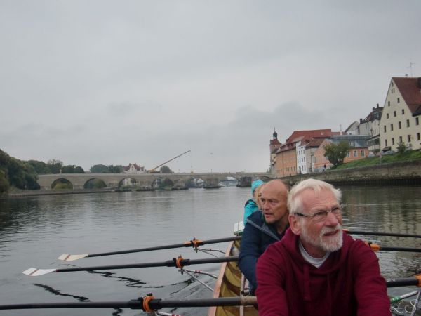 Ruderboot vor der Steinernen Brücke Regensburg Donau 2021