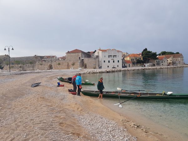 Ruderboote Primosten am Strand Kroatien 2018
