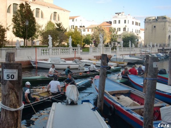 Ruderboote in Chioggia vor dem Hotel Po 2017