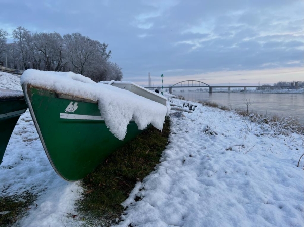 Ruderboote in Torgau im Schnee Elbe 2023