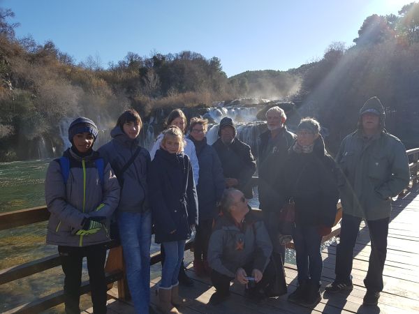 Ruderer vor den Krka Wasserfaellen Kroatien 2018