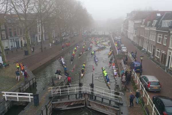 Schleuse in Utrecht mit vielen Ruderbooten Hart van Holland 2023