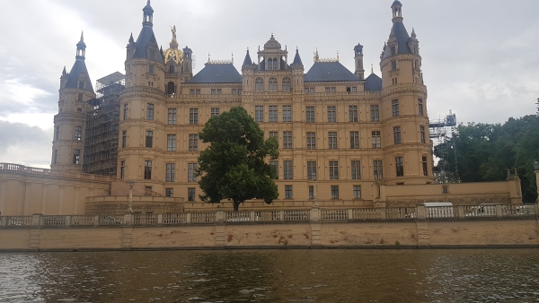 Schweriner Schloss vom Ruderboot gesehen Mecklenburg 2020