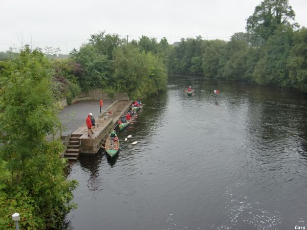 Shannon Erne Kanal Ruderboote vor der Schleuse Irland 2019