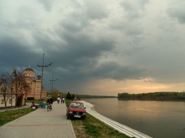 Apatin kurz vor dem gewitter Donau 2012