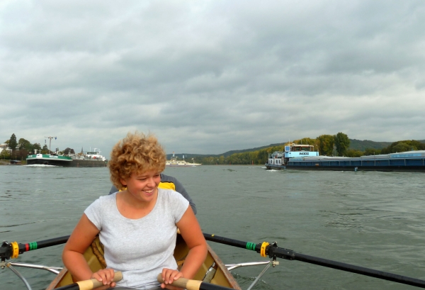 Elina zwischen den Frachtern Rhein 2011