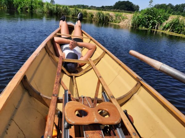 Melina Sonnenbaden im Ruderboot Trebel 2022