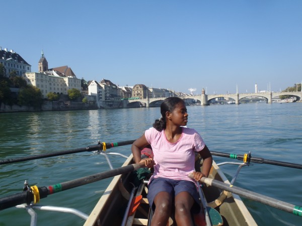 Nirina im Ruderboot in Basel Start der Rheinfahrt 11