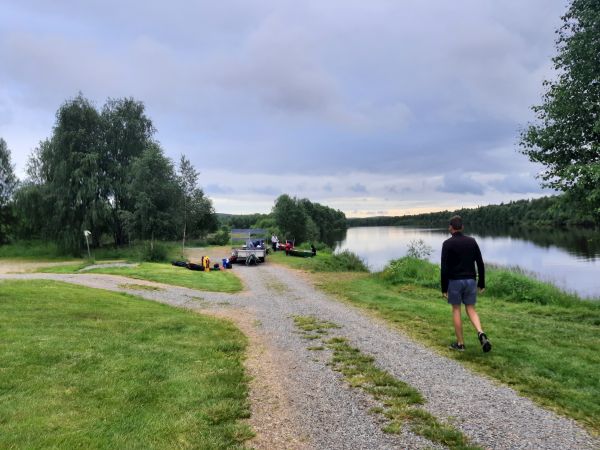 Ruderboot abladen am Ivalojoki in Ivalo 2022