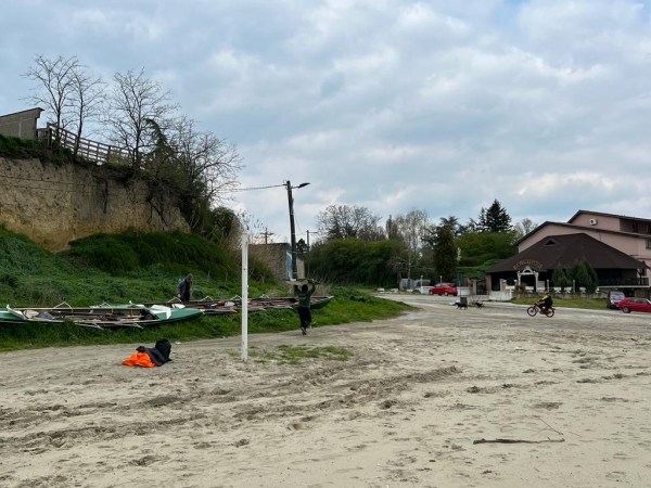 Ruderboot am Ufer gelager Donau 2023