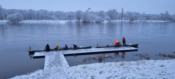 Ruderboote im Schnee Aken Elbe 2023