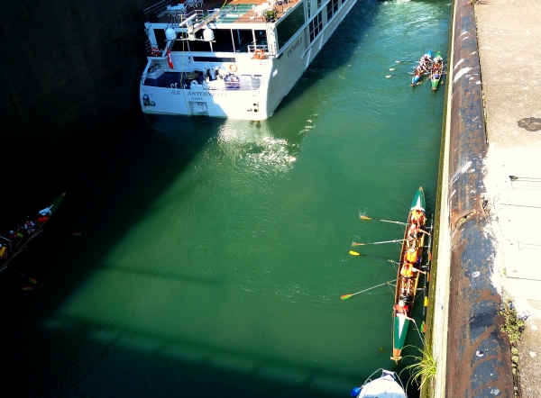Ruderboote in der Rheinschleuse 2011