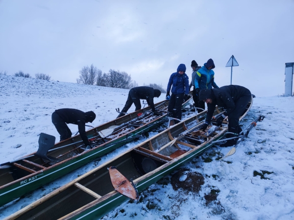 Ruderboote vom Schnee befreien Elbe 2023
