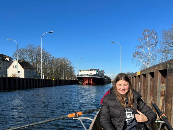 Schleuse Brandenburg Melina im Ruderboot Maerz 2022