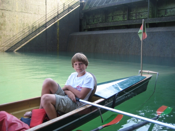 Thomas in der Schleuse Rheinwanderfahrt 2011
